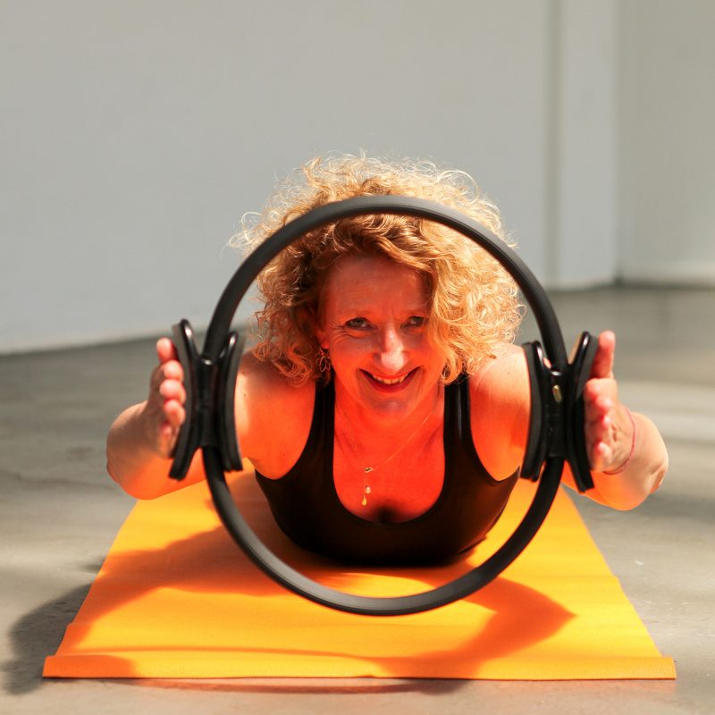 Pilates les volgen houdingen en oefeningen bij Pristine Yoga en Pilates van lerares Nancy Adams in Waalwijk Tilburg Noord-Brabant